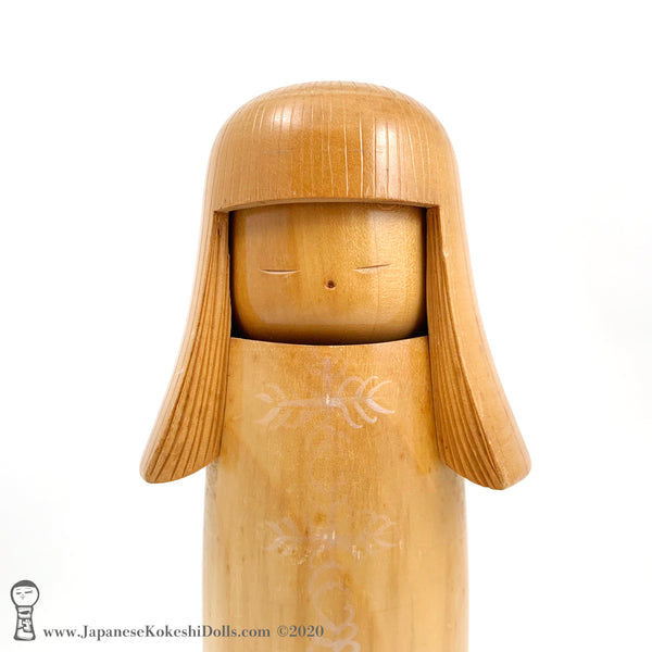 Gorgeous and rare vintage kokeshi doll by award-winning artist Kaihei Katase. This woodgrain doll, which uses almost no colors and relies on the beauty of the wood to create an elegant presence, is artfully hand-carved by one of the most famous kokeshi artists ever. She has such a peaceful aura. 