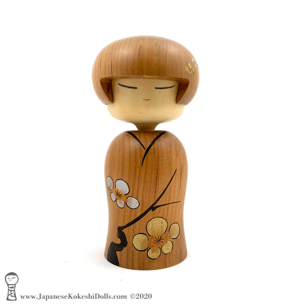 A one-of-a-kind sosaku kokeshi doll by Isao Sasaki. Hand-crafted in early 2020, this doll has sleepy eyes and a calm expression. A beautiful Japanese wooden doll made from premium hardwood with beautiful woodgrain. 